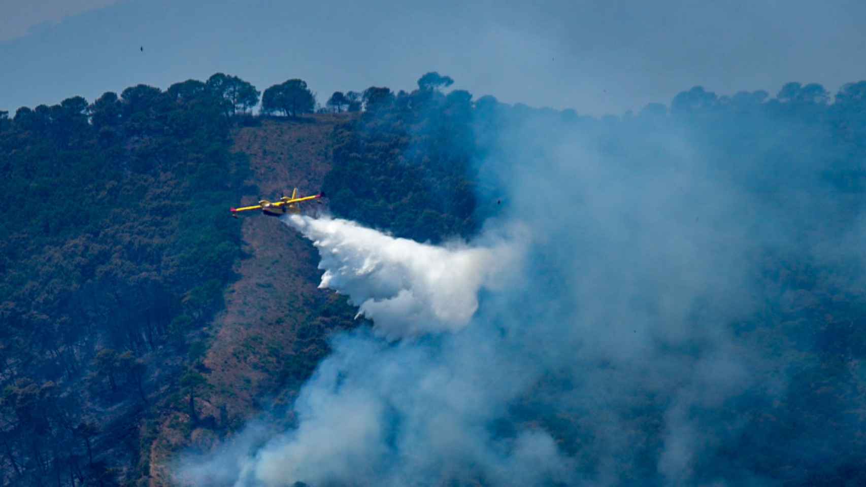 Un hidroavión descarga encima de las llamas /EP