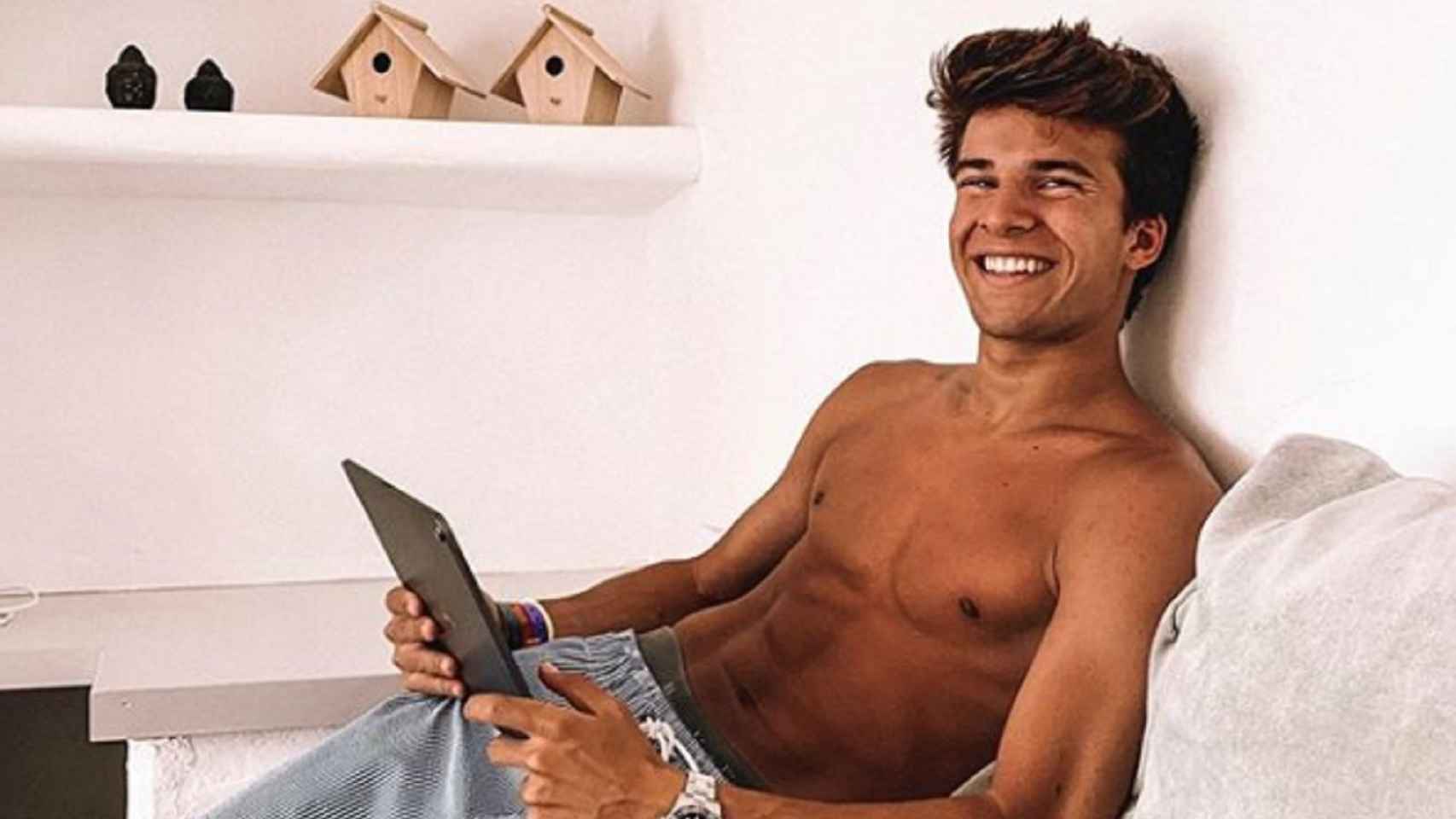 Riqui Puig, sin camiseta en su habitación