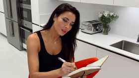 Pilar rubio estudia en su cocina