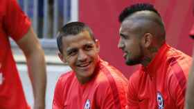 Una foto de archivo de Alexis Sánchez y Arturo Vidal con la selección chilena / EFE