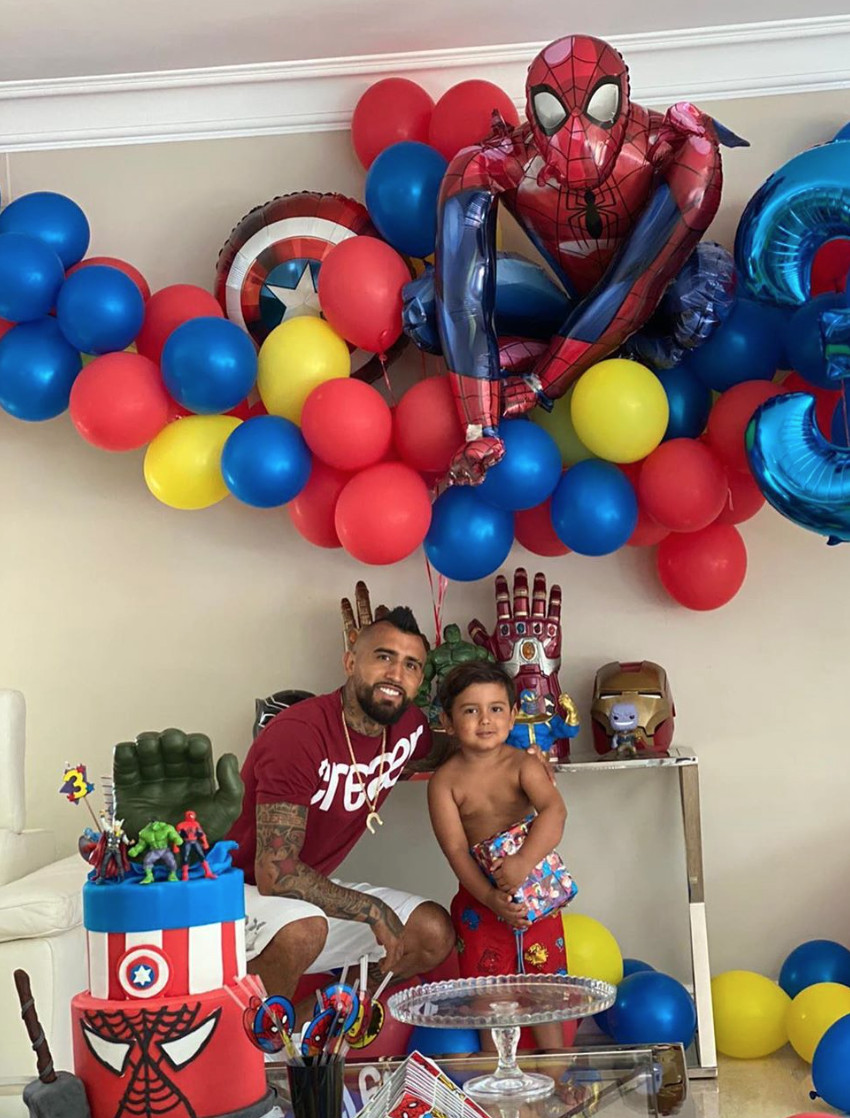 Arturo Vidal en el cumpleaños de Emiliano