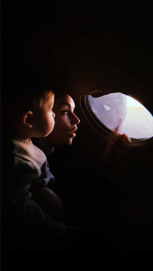 Romarey Ventura y su hijo Piero observan fascinados como despega el avión
