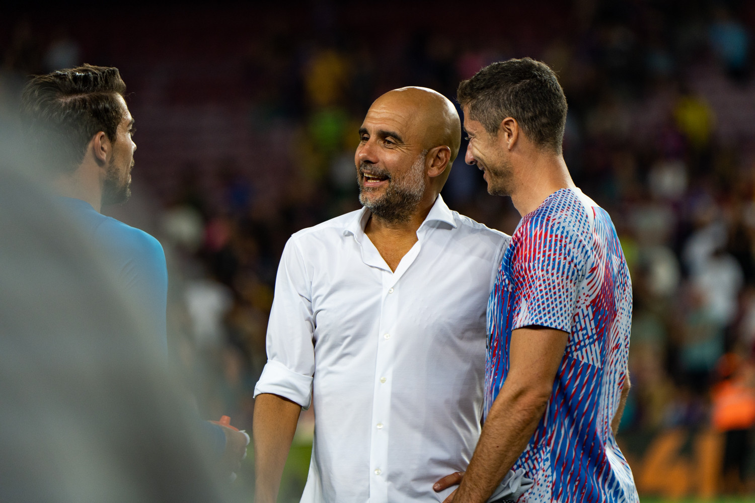 Lewandoski y Pep Guardiola hablan en el amistoso del Barça contra el Manchester City / LUIS MIGUEL AÑÓN (CULEMANIA)