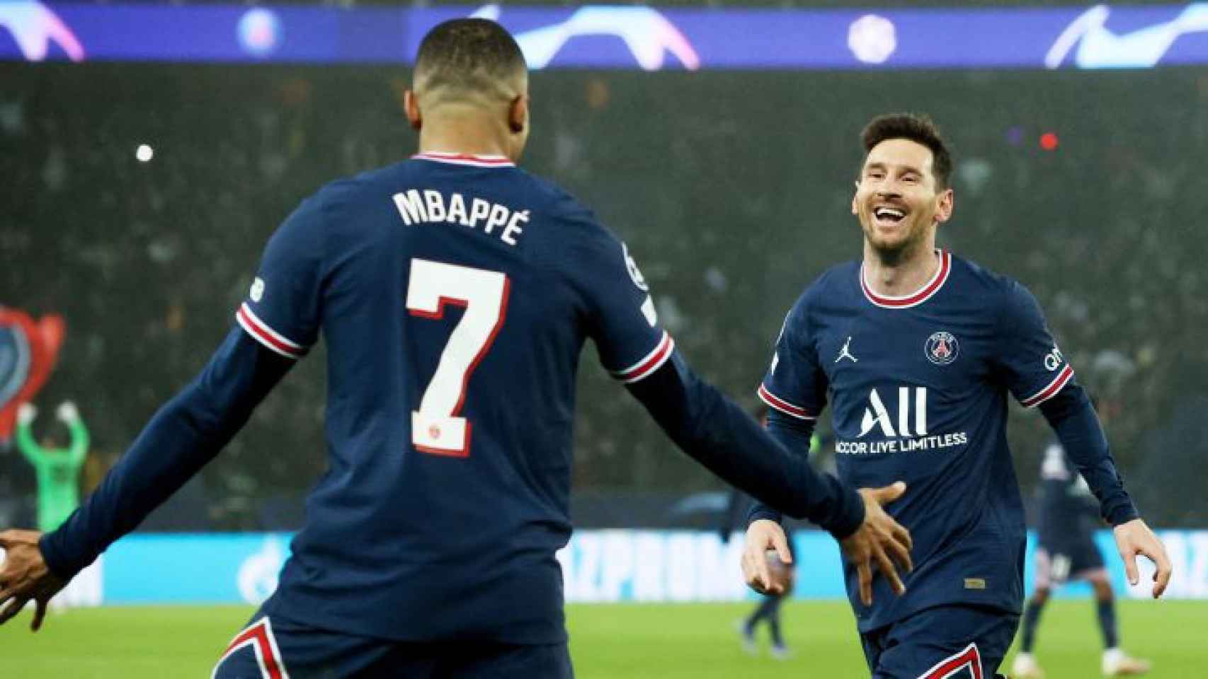 Mbappé y Messi celebran un gol en la Champions / EP