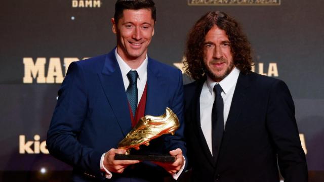 Robert Lewandowski, junto a Carles Puyol, en la entrega de la Bota de Oro / REDES