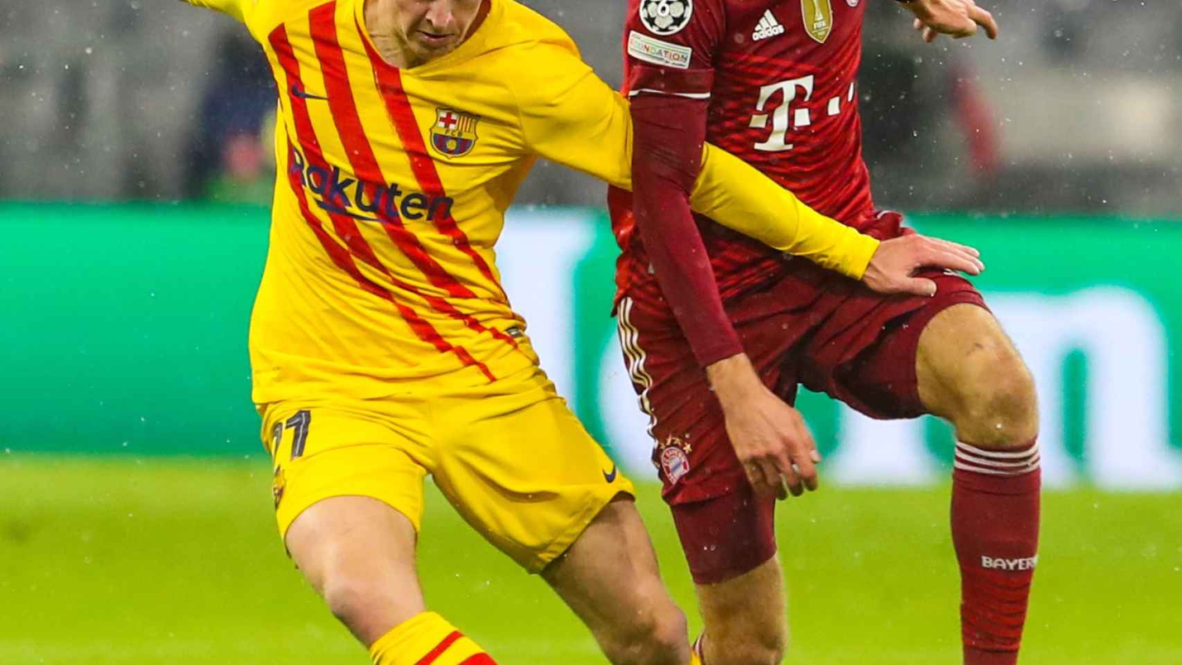 Frenkie de Jong pugna con Muller en el Bayern-Barça de la Champions / FCB