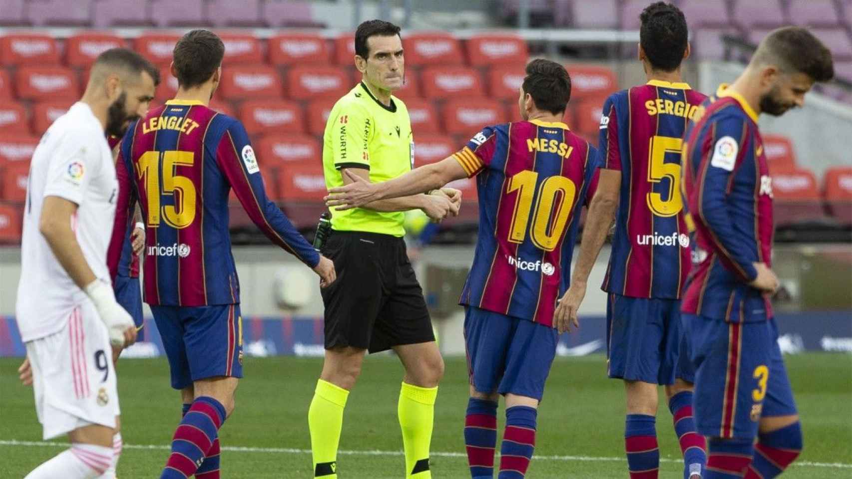 Martínez Munuera discutiendo con Messi