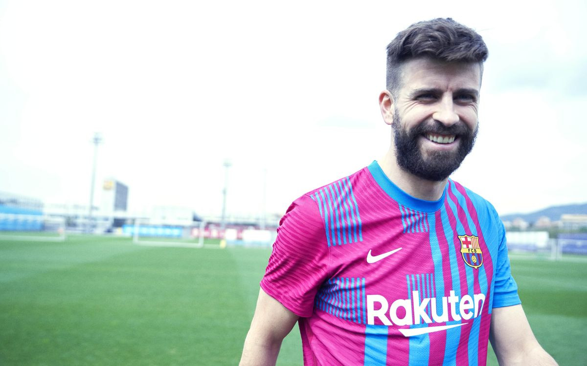 Gerard Piqué con la nueva equipación del Barça / FCB