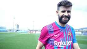 Gerard Piqué con la nueva equipación del Barça / FCB