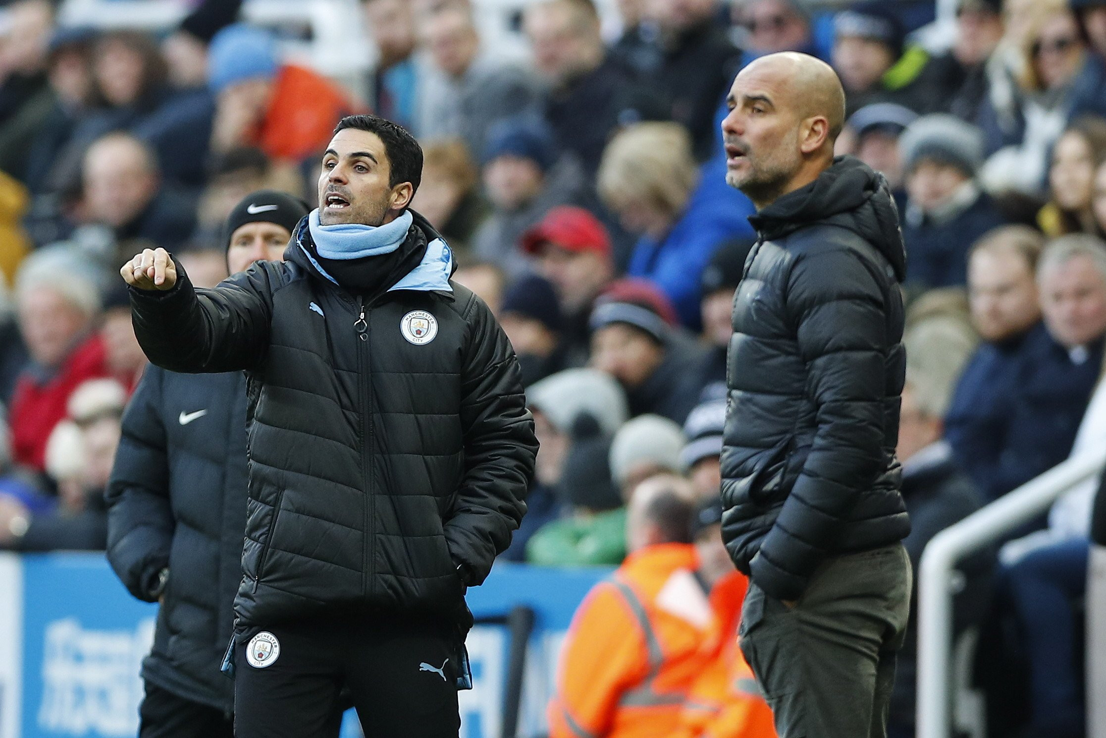 Pep Guardiola y Mikel Arteta en un partido del Manchester City / EFE