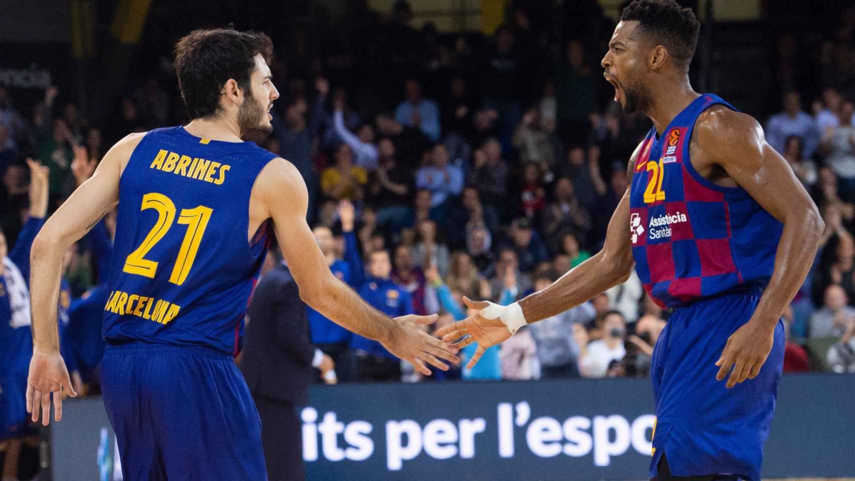 Higgins celebra con Abrines una canasta ante Maccabi | FCB