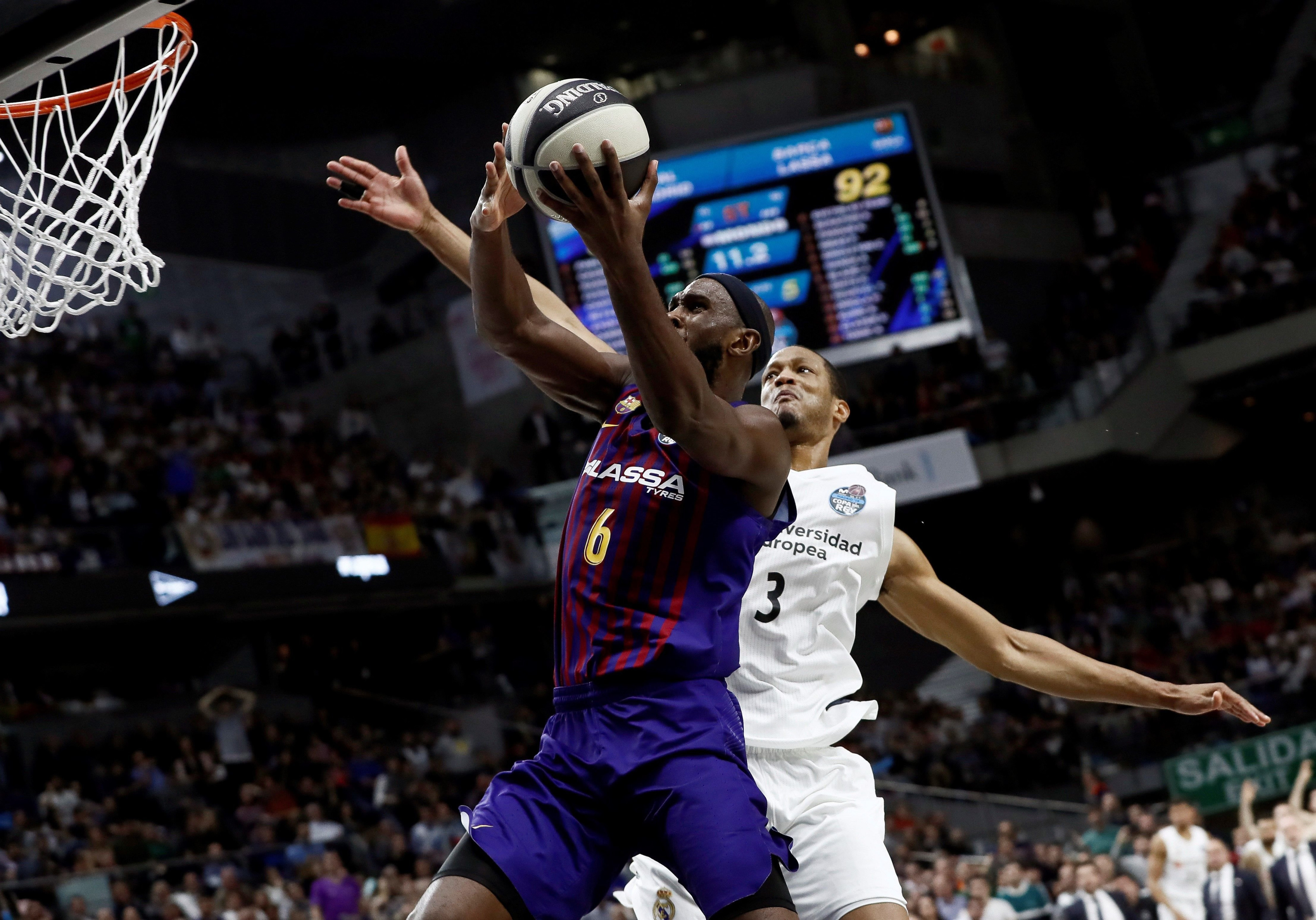 La falta clamorosa de Randolph a Singleton que el árbitro no señaló en la final de Copa que ganó el Barça Lassa / EFE