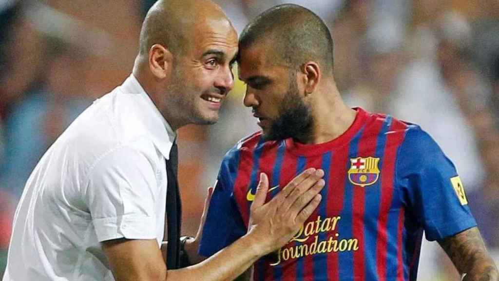 Pep Guardiola, intenso, da instrucciones a Dani Alves durante su etapa juntos en el Barça / ARCHIVO