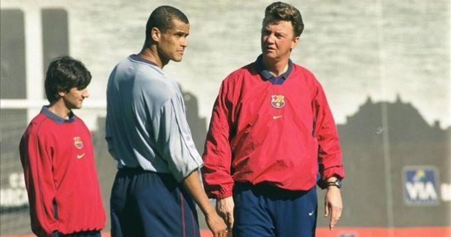 Rivaldo y Van Gaal en un entrenamiento del Barça / Twitter