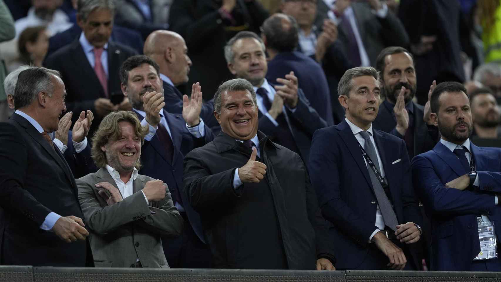 Joan Laporta en el palco del Camp Nou junto a la directiva del Mallorca / EFE