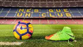 Un balón y unas botas Nike en el Camp Nou, hogar del Barça / Redes