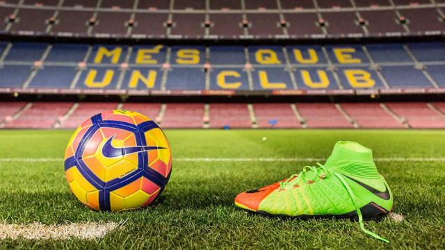 Un balón y unas botas Nike en el Camp Nou, hogar del Barça / Redes