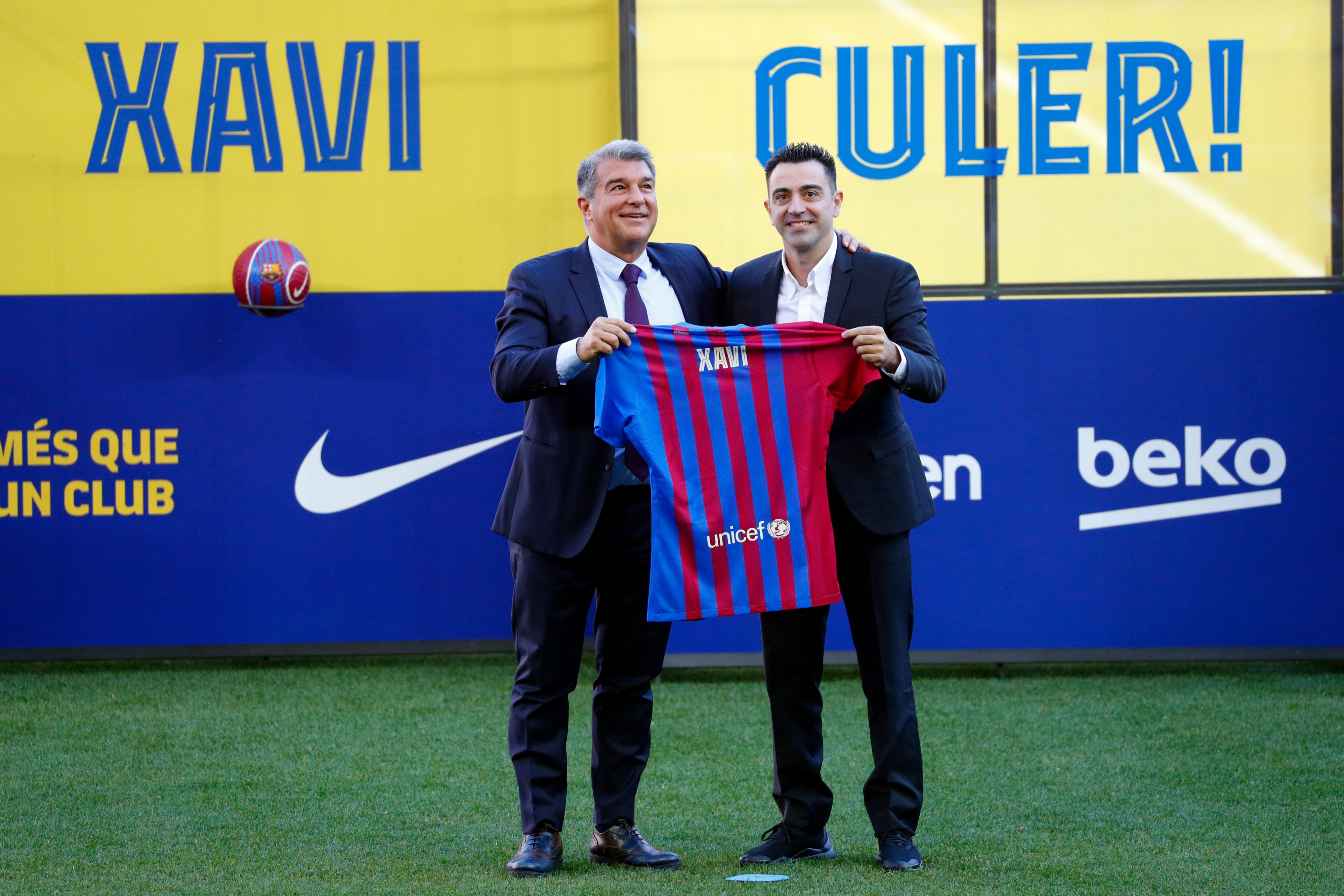 Xavi y Laporta lucen una camiseta del Barça en la presentación oficial del técnico de Terrassa / EFE