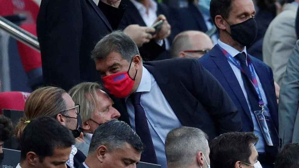 Joan Laporta saluda a Bern Shuster en el clásico del Camp Nou / EFE