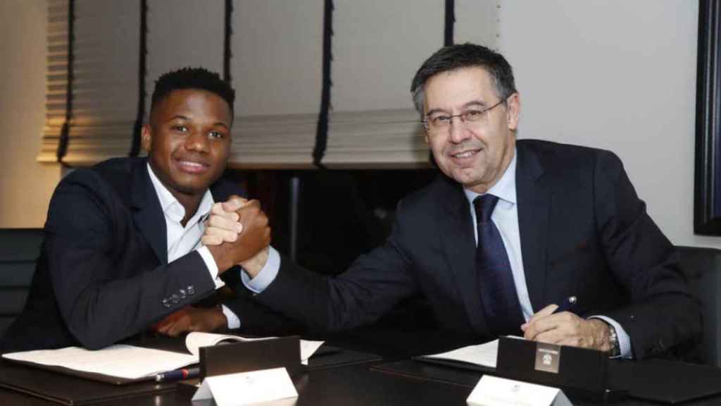 Ansu Fati y Josep Maria Bartomeu en la renovación de contrato en diciembre de 2019 / FC Barcelona