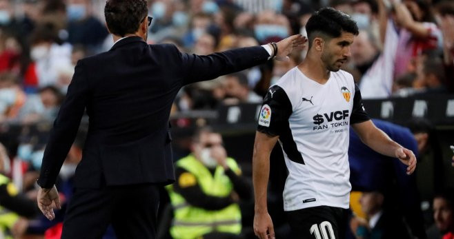 Un jugador del Valencia, con publicidad en la camiseta, en el partido de Liga contra el Atlético / EFE