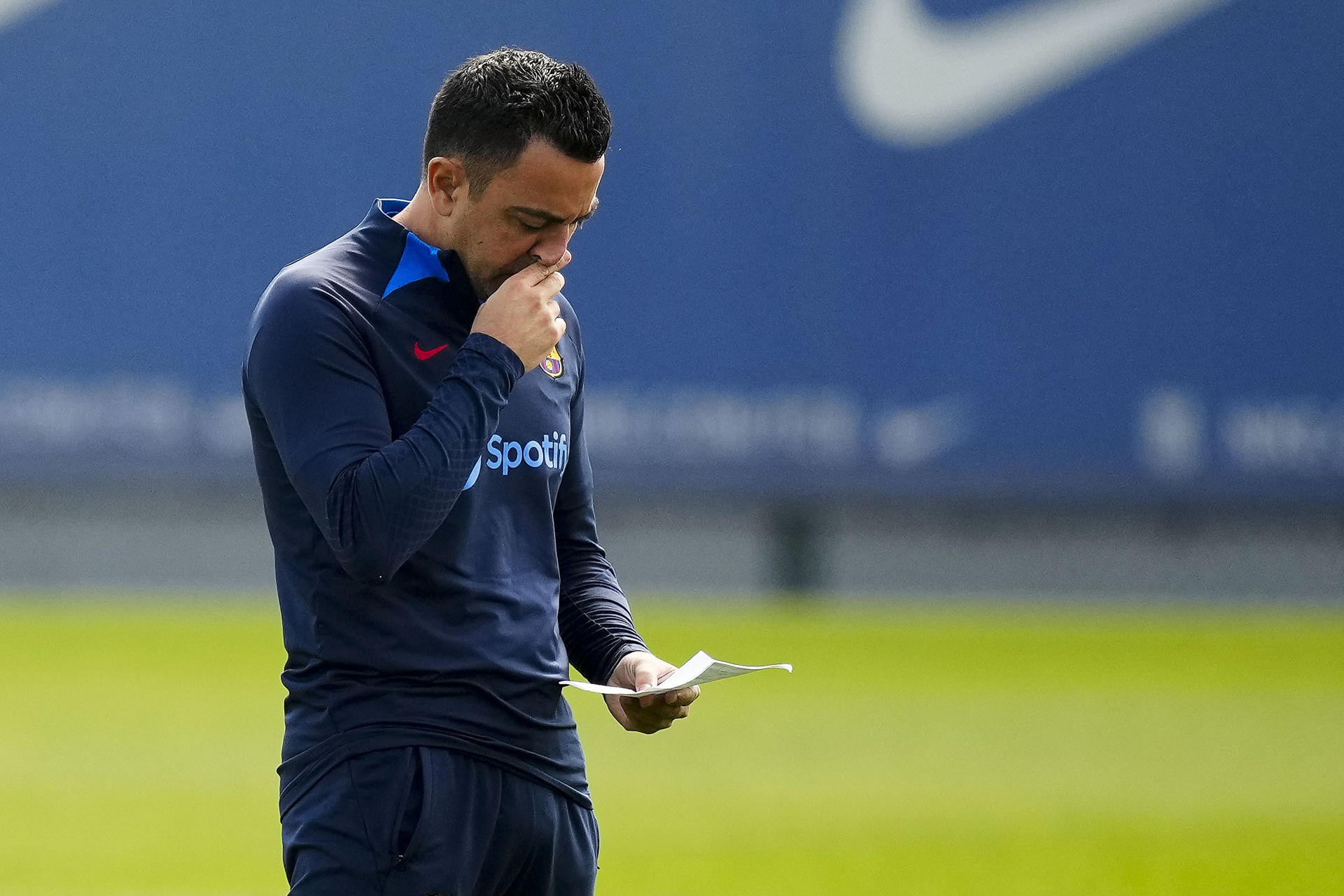 Xavi, en el entrenamiento del primer equipo, atento a juveniles como Aleix Garrido / EFE