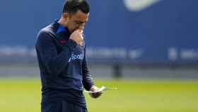 Xavi, en el entrenamiento del primer equipo, atento a juveniles como Aleix Garrido / EFE