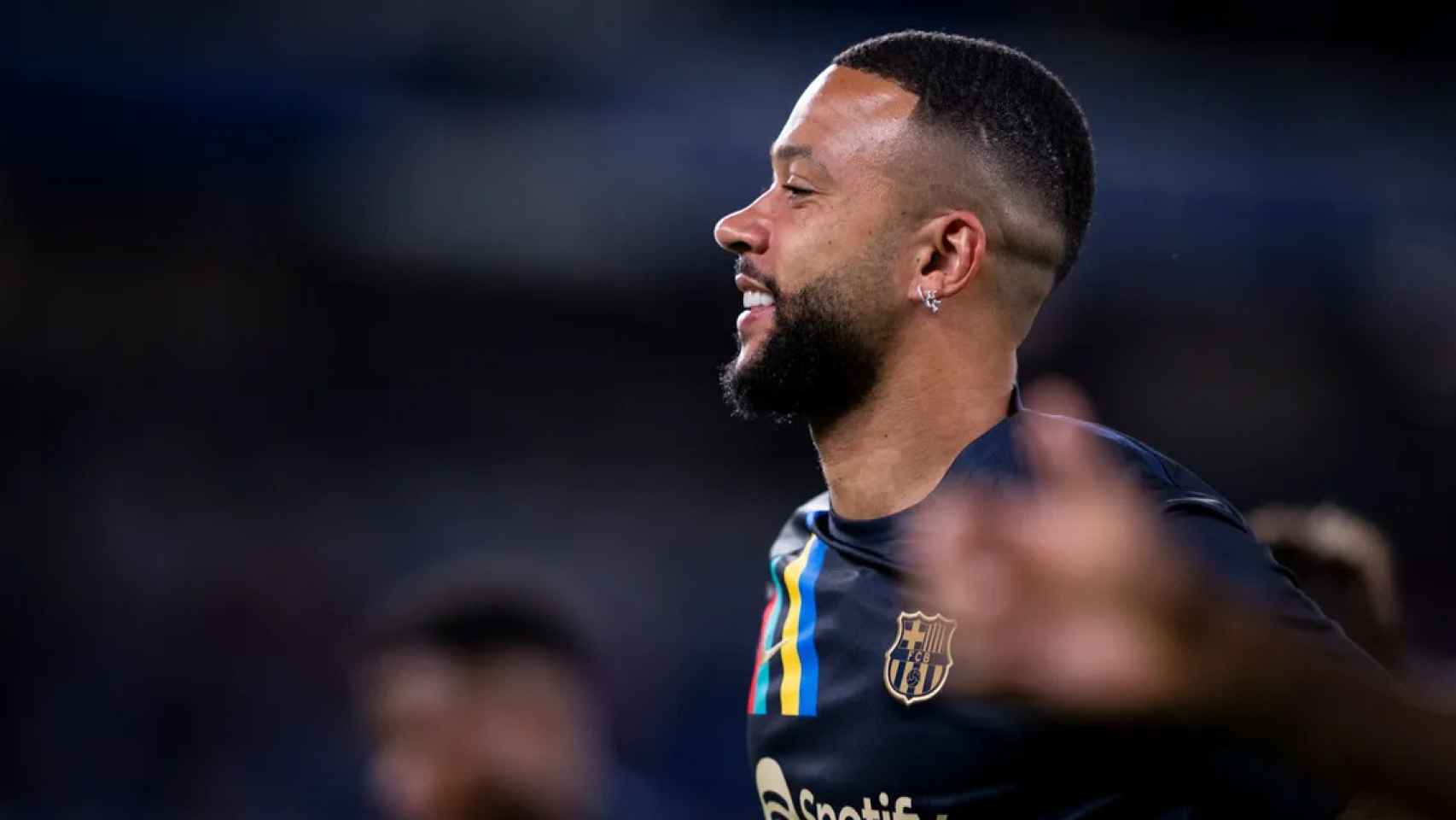 Memphis Depay, sonriente, en un entrenamiento del Barça antes del partido contra la Real Sociedad / FCB