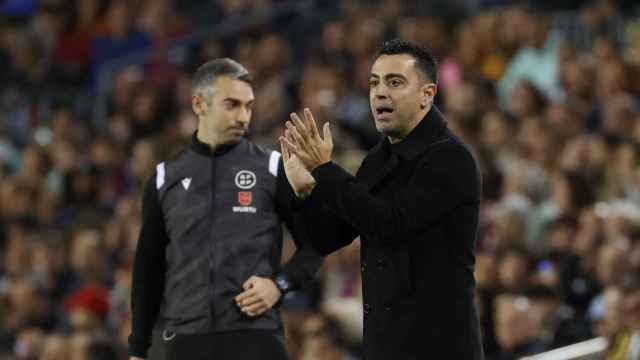 Xavi hernandez aplaude a los jugadores del Barça ante el Almería / EFE