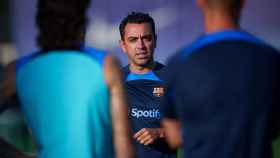 Xavi Hernández dirige un entrenamiento del Barça / FCB