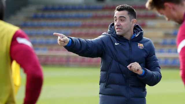 Xavi Hernández, dirigiendo su primer entrenamiento con el Barça / FCB