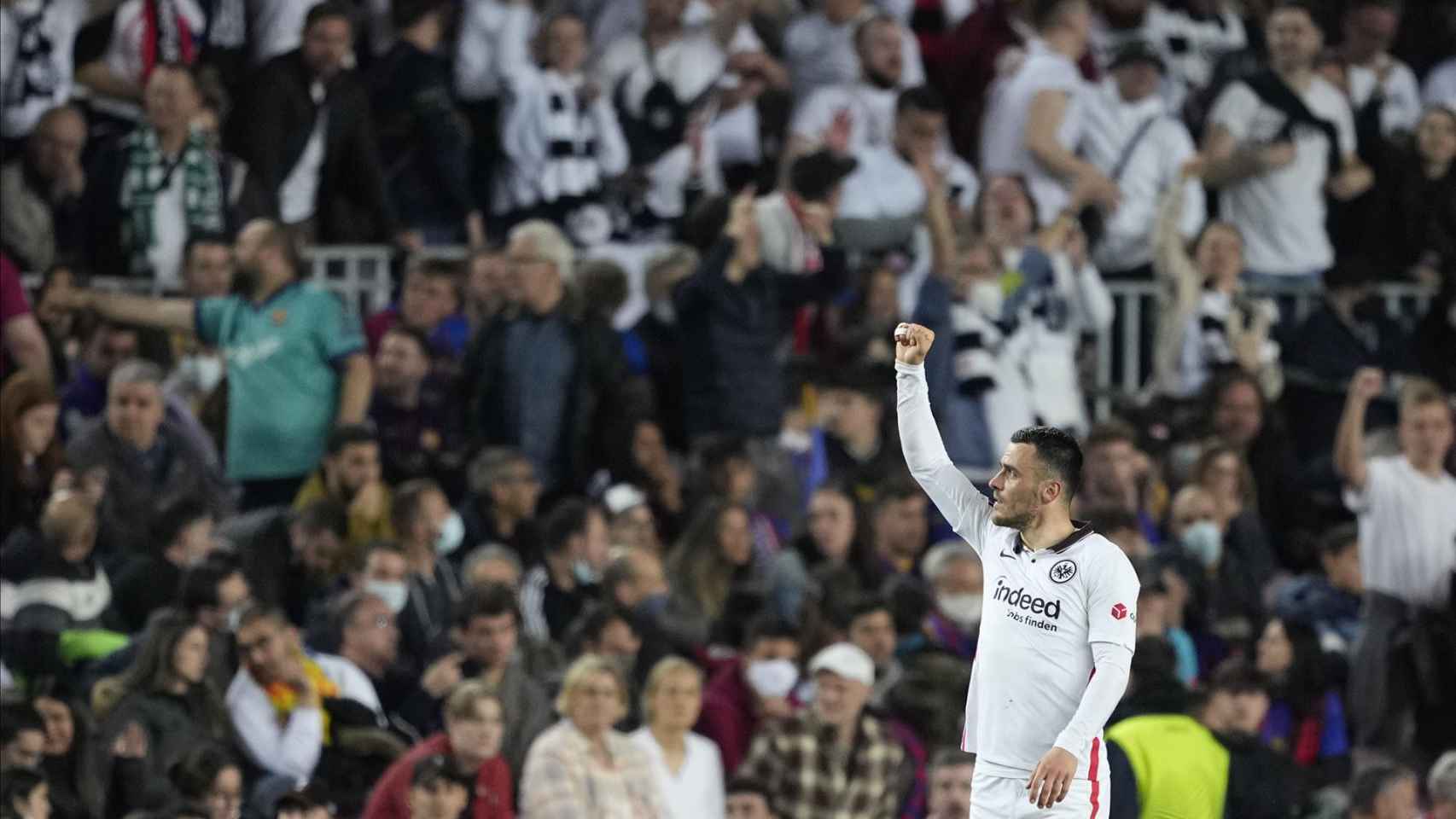 Kostic celebra el tercer gol del Eintracht, celebrado por miles de seguidores del Eintracht en el Camp Nou / EFE