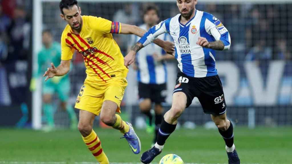 Sergio Busquets, intentando frenar un contragolpe de Darder / EFE