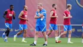 La mirada de Ronald Koeman en un entrenamiento del Barça / EFE