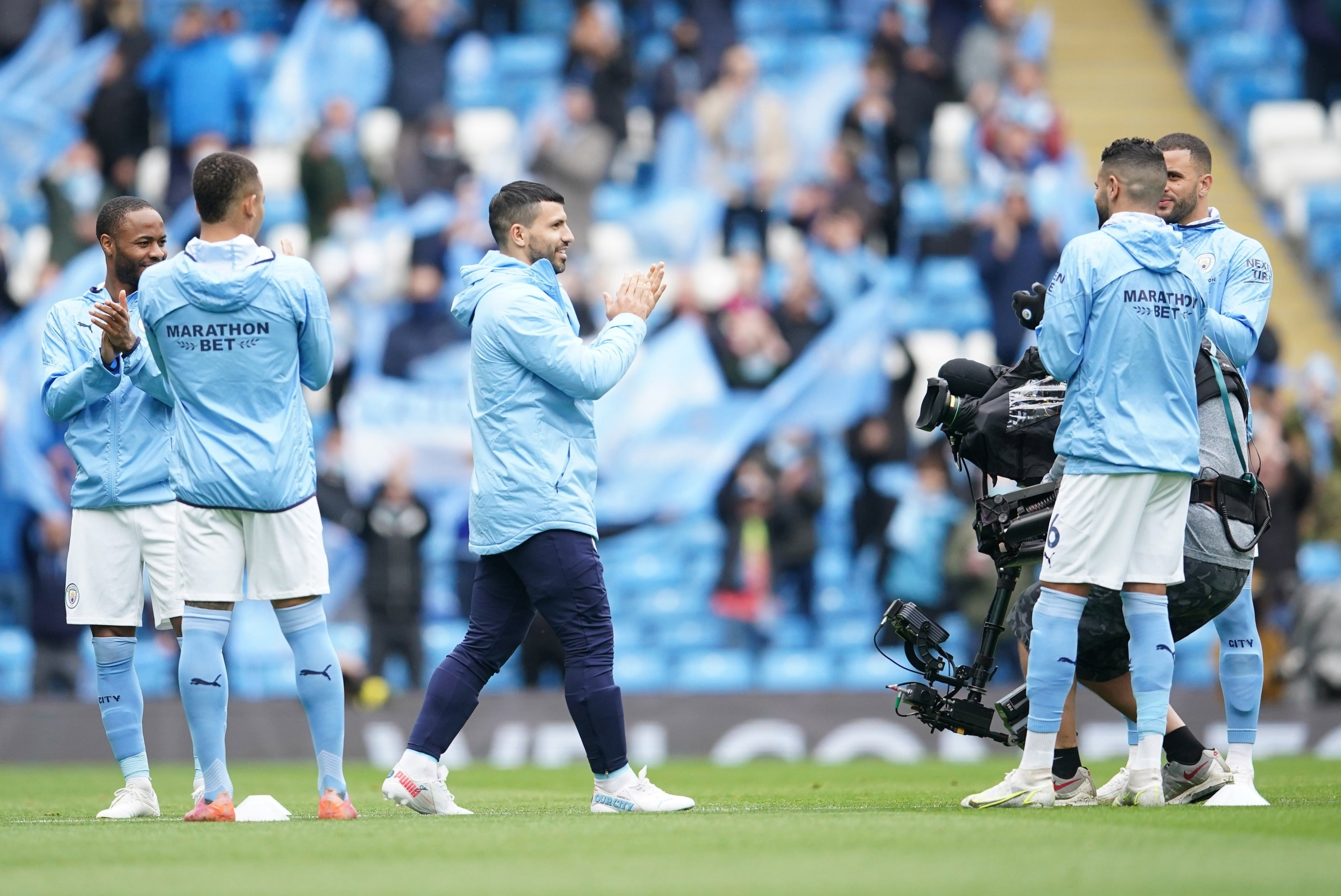 Agüero siendo homenajeado por los jugadores del City / EFE