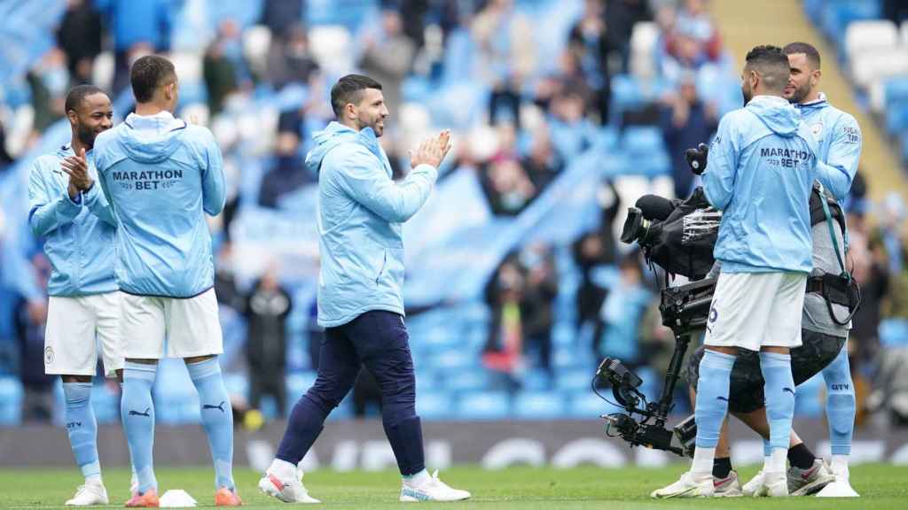 Agüero siendo homenajeado por los jugadores del City / EFE