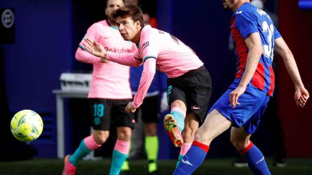 Riqui Puig jugando contra el Eibar / EFE