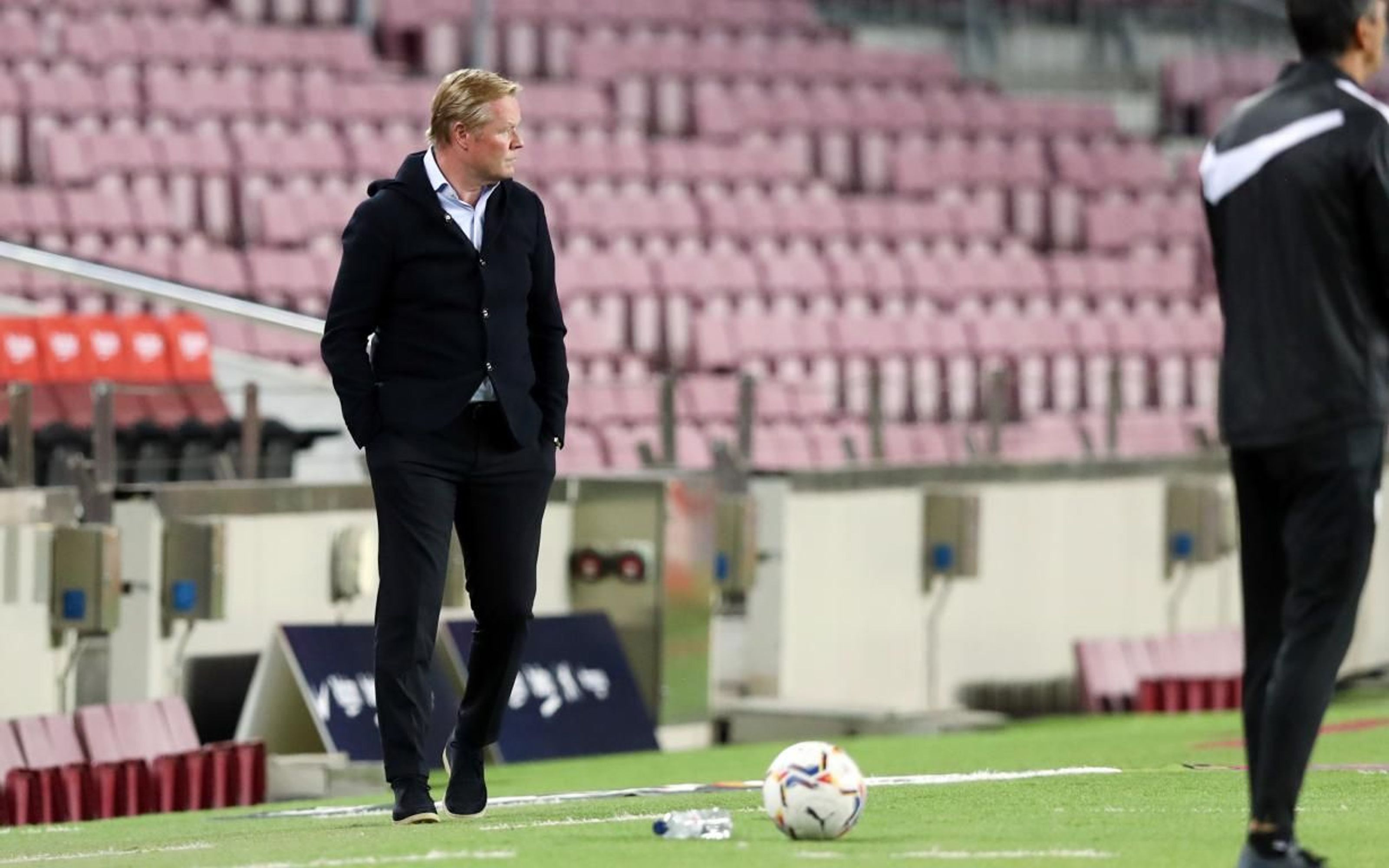 Koeman en la banda del Camp Nou en el Barça-Sevilla / FC Barcelona