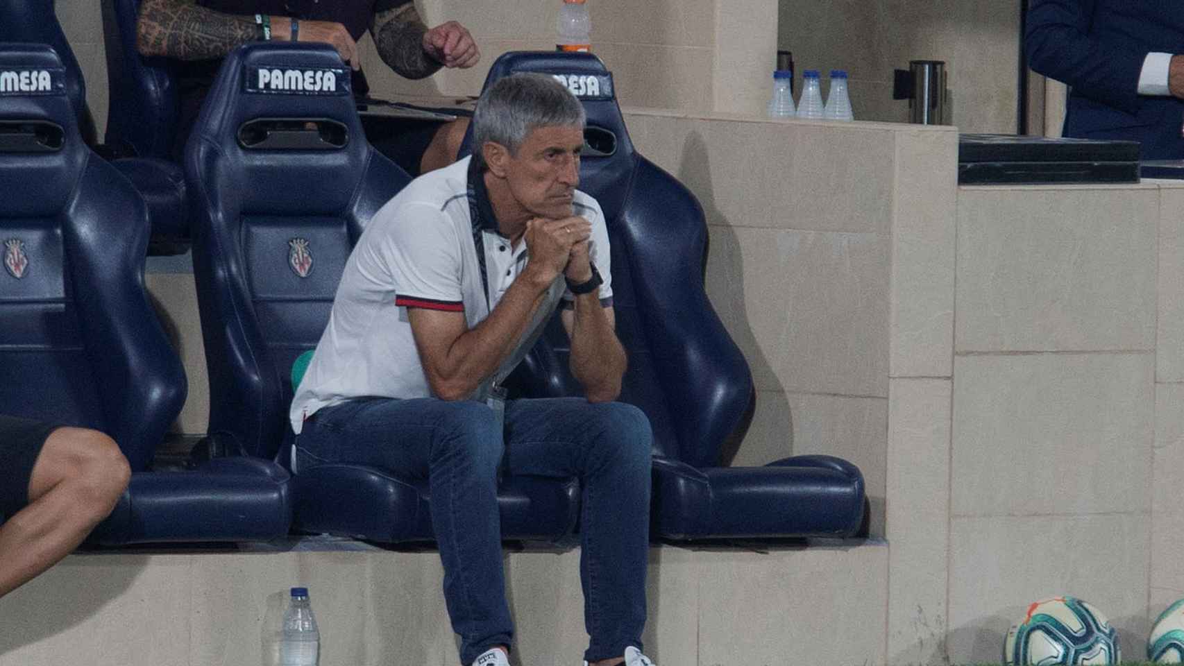 Quique Setién, con semblante serio y concentrado en Villarreal / EFE