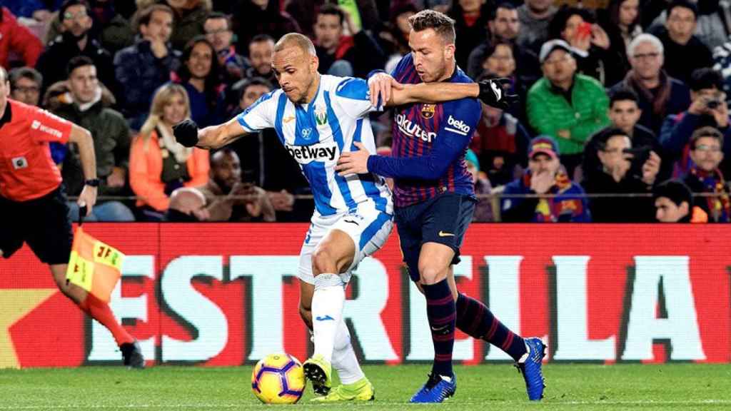 El centrocampista brasileño del FC Barcelona Arthur Melo (d) lucha con el danés Martin Braithwaite, del CD Leganés / EFE