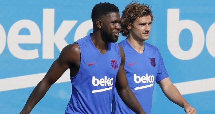 Samuel Umtiti y Antoine Griezmann en un partido del FC Barcelona / EFE