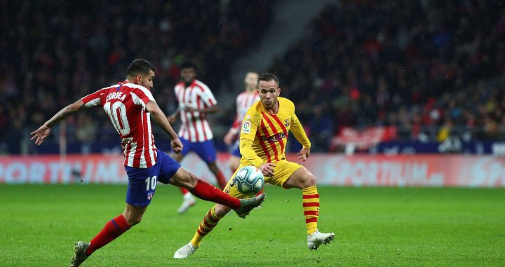 Arthur Melo defendiendo contra el Atlético de Madrid / EFE