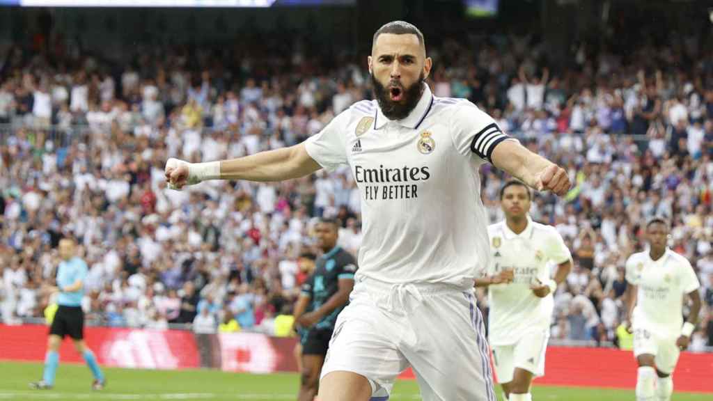 Karim Benzema celebra su 'hat-trick' en el Real Madrid-Almería (4-2)