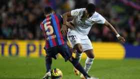 Rodrygo pugna por el balón con Busquets / EFE