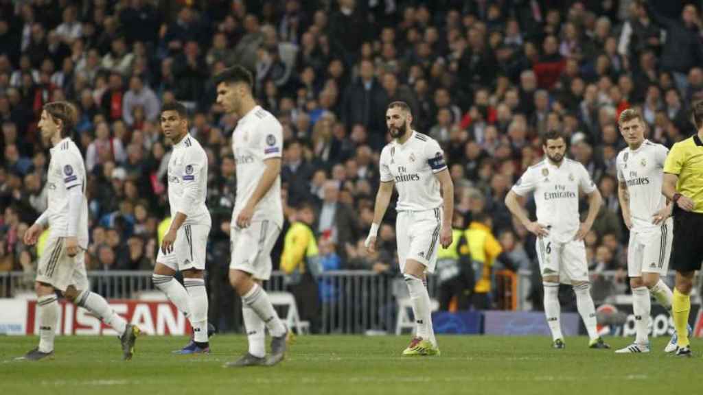 Los jugadores del Real Madrid cabizbajos contra el Ajax de Ámsterdam / EFE