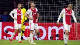 Los jugadores del Ajax se lamentan del desenlace del encuentro ante el Real Madrid / EFE