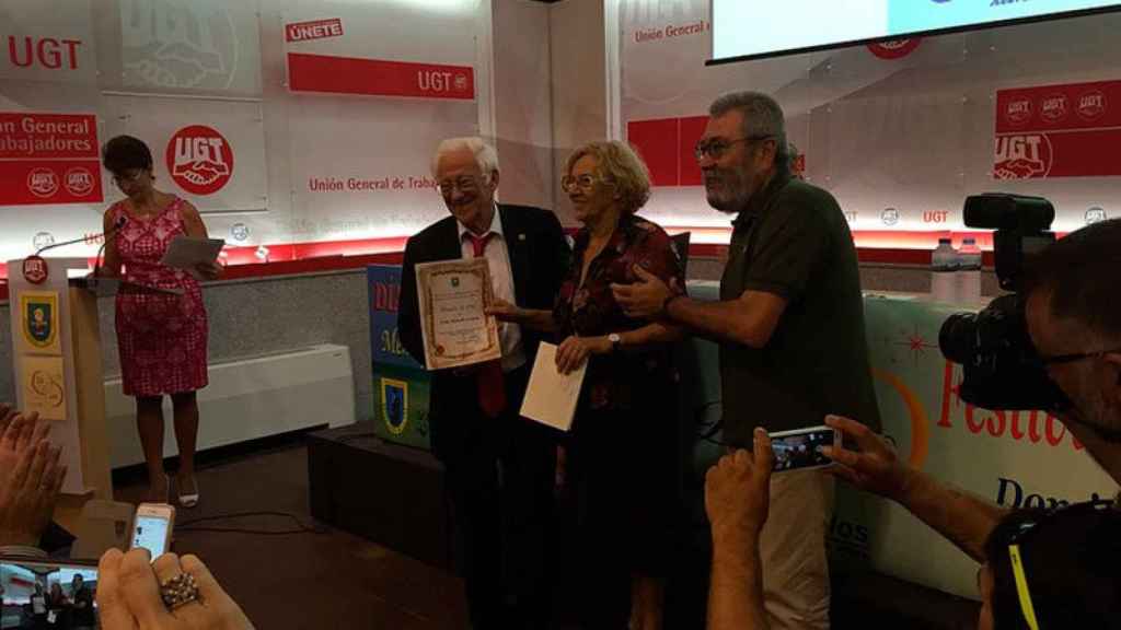 El padre Ángel, Manuela Carmena y Cándido Méndez durante la celebración del Día de los Abuelos en la sede de UGT.