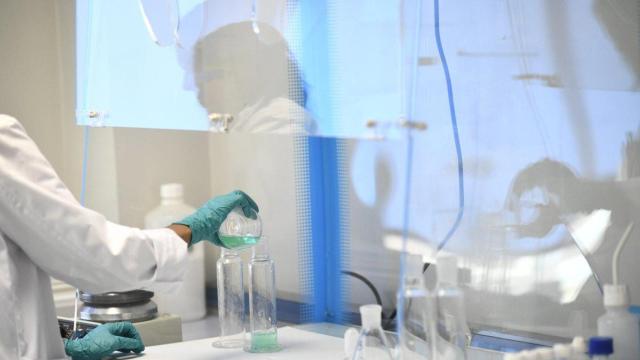 Una investigadora en un laboratorio donde desarrolla una vacuna contra el Covid / EP