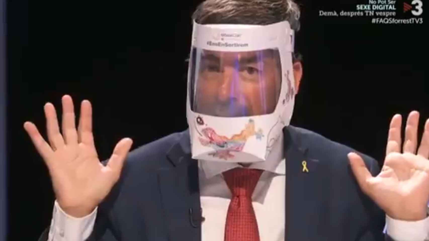 Joan Canadell, diputado de JxCat, promocionando una mascarilla no homologada en TV3