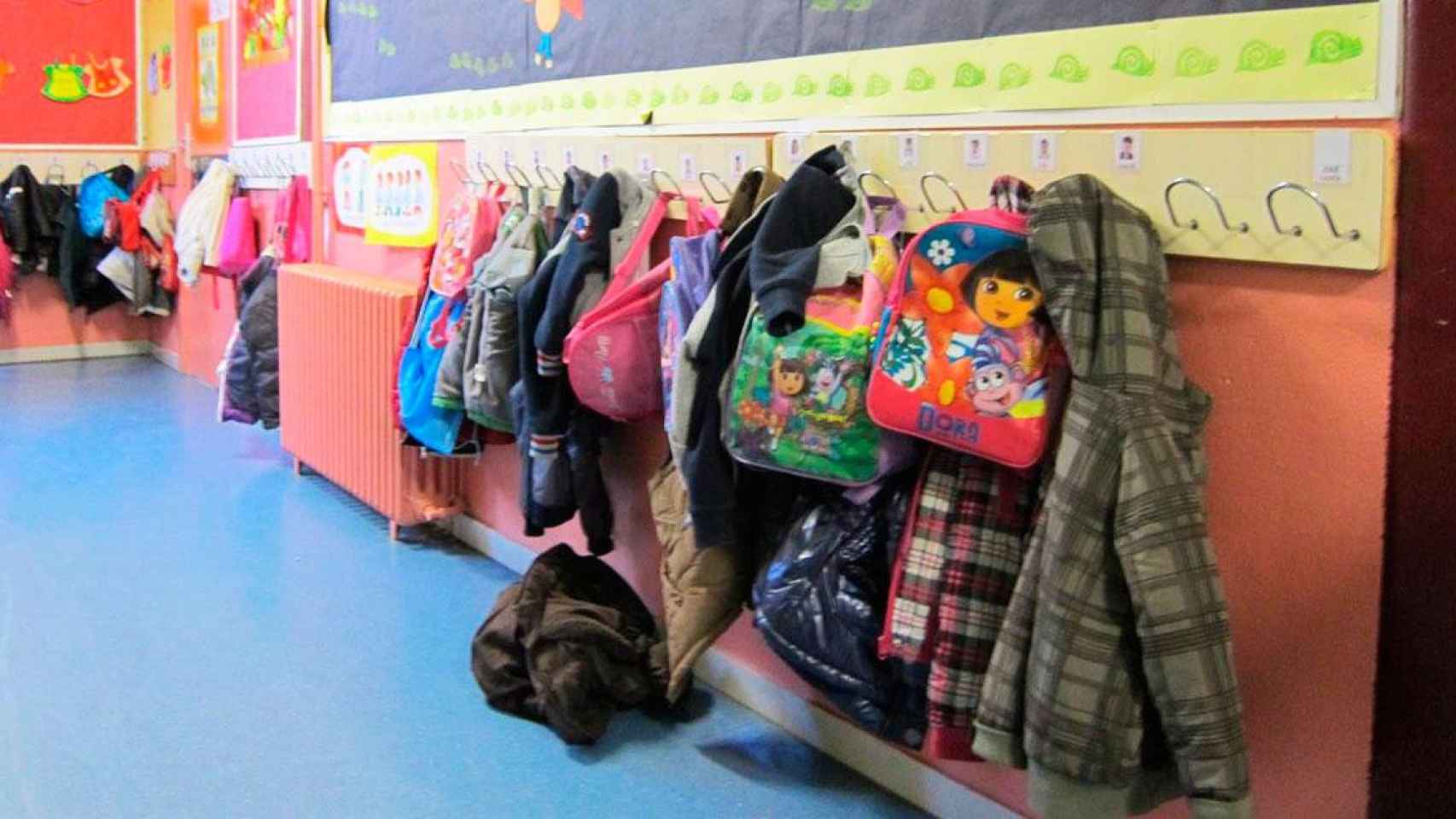 Imagen de chaquetas en el colgador de una escuela de Barcelona / EP